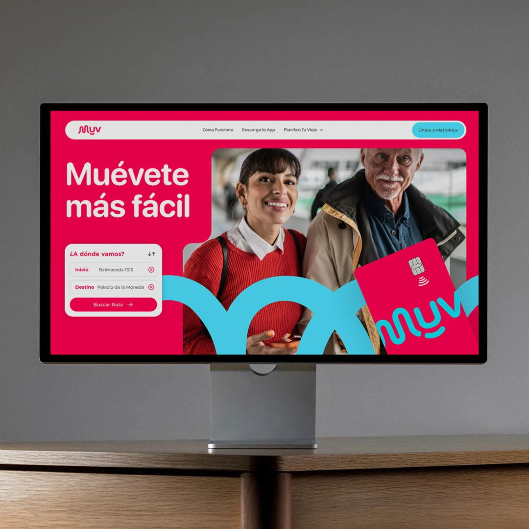 Computer screen showing a transport app with two people smiling and text Muévete más fácil.